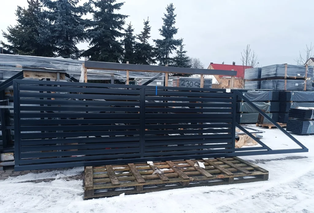 Brama przesuwna na posesji